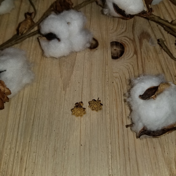 Gorgeous Hollow Snow Lotus stud earrings in GOLD - Picture 5 of 7